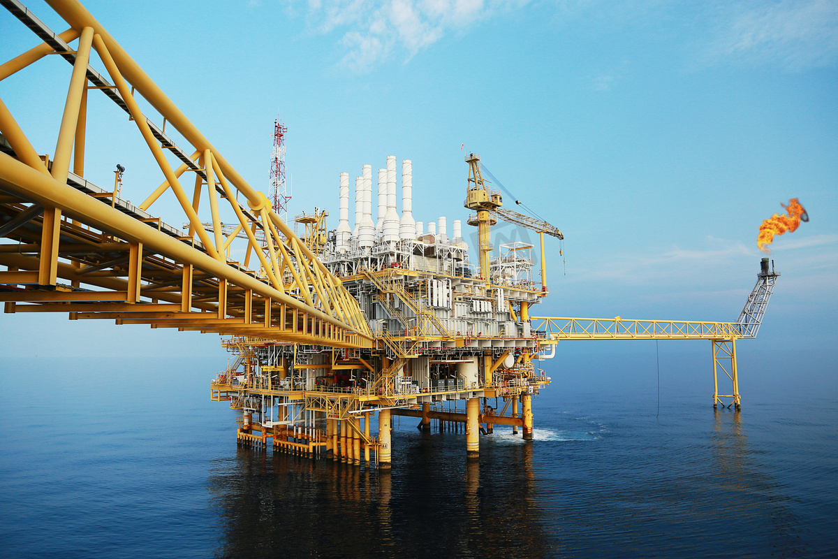 海上石油和天然气生产建设平台 石油和天然气工业及勤劳工作 从控制室用人工和自动功能实现生产平台和操作过程 高清摄影大图 千库网