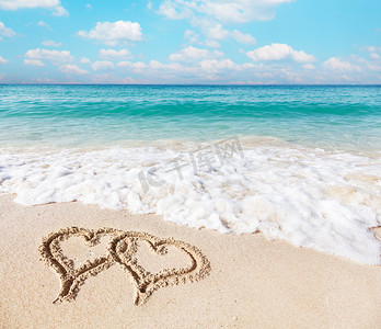 背景阳光沙滩摄影照片_沙滩上的沙子绘制的心.