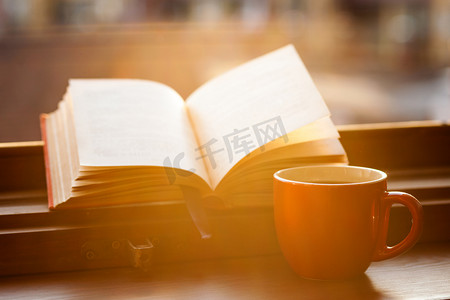 红色茶摄影照片_书籍和一杯咖啡