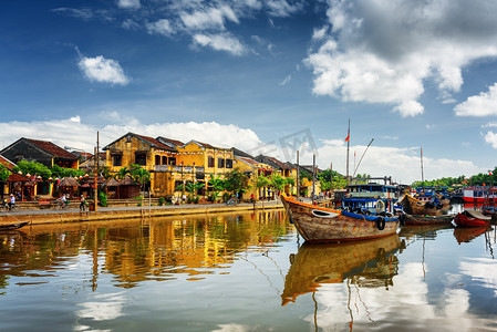 vietnam摄影照片_Wooden boats on the Thu Bon River in Hoi An, Vietnam