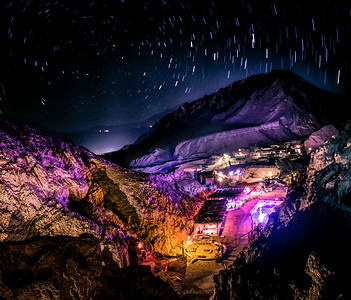 星星效果摄影照片_在达哈布沙漠的夜间聚会 