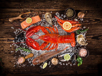 蔬菜章鱼摄影照片_新鲜美味的海鲜放在旧木桌上.