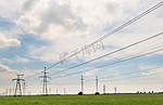 高压电线穿过绿地.通过农业地区的支助手段传输电力.