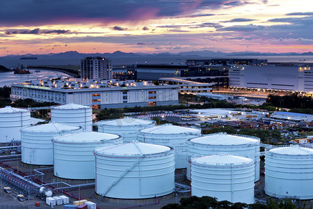 天然气管道摄影照片_在黄昏的石油和天然气炼油厂坦克