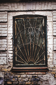 在一栋废弃的老建筑的破的窗户