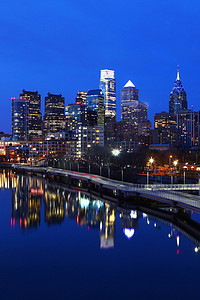 美国a摄影照片_费城城市天际线的垂直夜景