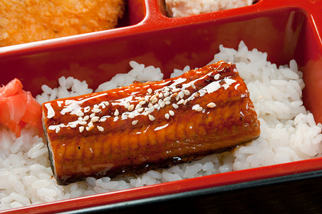 韩式辣白菜拌饭摄影照片_日本盒饭午餐