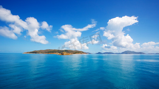 舒服的摄影照片_夏天平静的圣灵海洋