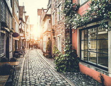 老式蒲扇摄影照片_旧城在欧洲在夕阳与复古老式滤镜效果