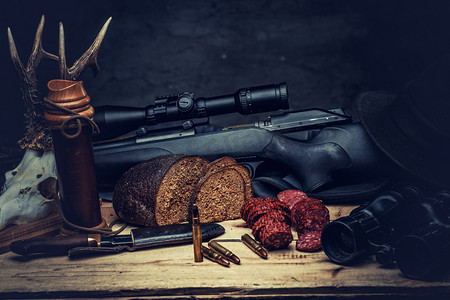 霰弹枪摄影照片_复古狩猎弹药木制的桌子上