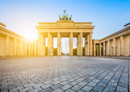 阳光大道摄影照片_勃兰登堡门在日出，柏林，德国