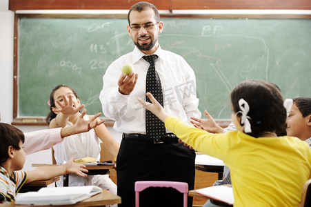 学生老师年轻的男老师与现代学校，活动中的儿童
