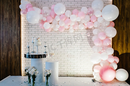 粉红房间摄影照片_装饰有鲜花的婚礼蛋糕的桌子