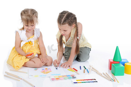 儿童人物素描摄影照片_两姐妹在册页上绘制.