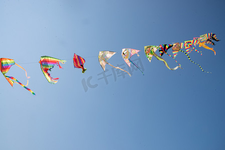 五颜六色的风筝摄影照片_多彩多姿的风筝 (汉语) 在海被栓到螺纹。风筝是中国庆祝活动的核心。除了装饰和喜庆的外观, 当他们飞越天空, 风筝代表传统的中国文化仍然生存在现代