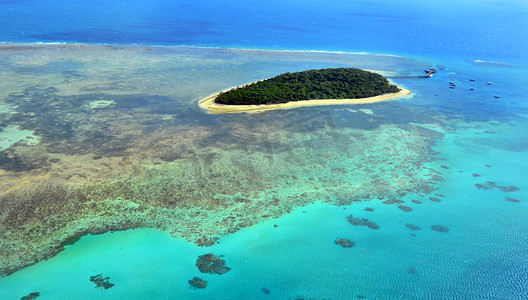 barrier摄影照片_Aerial view of Green Island reef at the Great Barrier Reef Queen