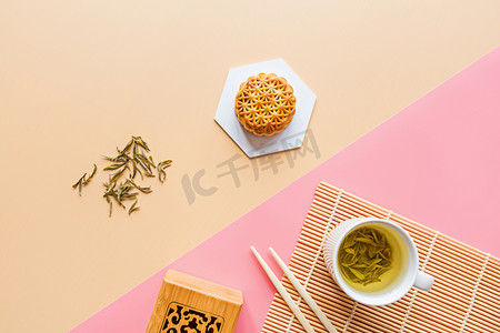 食品模板摄影照片_平铺中秋节甜点，中秋节月饼，背景五彩斑斓，绿茶和筷子。顶部视图、复制空间、模型、头顶、模板