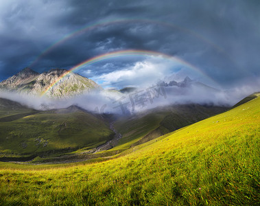 漂亮的彩虹摄影照片_风景在山谷中的彩虹