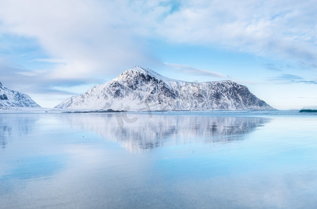 装载摄影照片_山脊和倒影在海边。自然风景在挪威