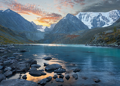 美丽的夏日风景，阿尔泰山俄罗斯.