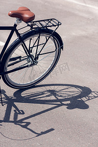 关闭在街上停车的复古自行车视图
