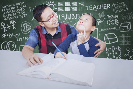 男老师教一个小男孩