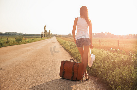 旅行者带着手提箱的女孩