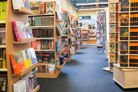 纸媒摄影照片_图书馆的书货架上摆满各种书籍
