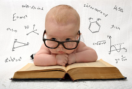 数学孩子摄影照片_在 eauations 周围的眼镜的小宝贝