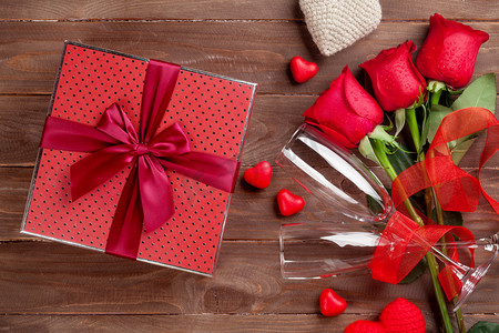情人节礼品盒和玫瑰