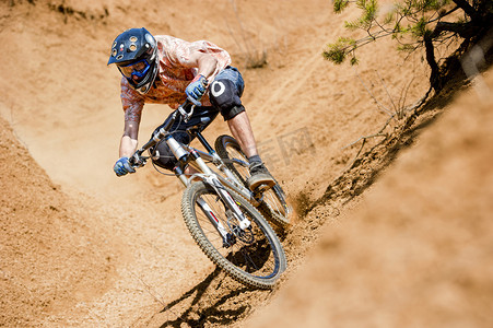 山地自行车摄影照片_Mountainbiker 沙漠自行车下坡砂