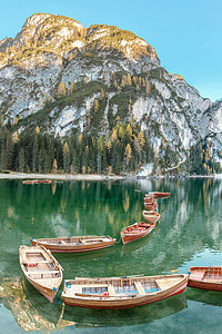 森林与水摄影照片_一个神奇的全景景观与著名的湖泊布拉斯在多洛米特阿尔卑斯山在秋天的季节平静的颜色。一个受欢迎的旅游景点