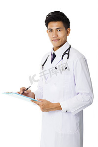 拿着本摄影照片_亚洲年轻的医生拿着病历本