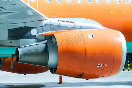618故障摄影照片_飞机引擎的漆成橙色。特写镜头。重型工程背景