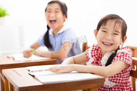 写作初中摄影照片_快乐的孩子们在教室里学习