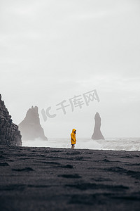 aggressive摄影照片_Wanderlust explorer discovering icelandic natural wonders