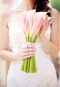 新娘手持美丽的婚礼花束