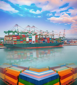 商品云集摄影照片_日落时港口国际集装箱船的后勤和运输、货运、航运、航运概念
