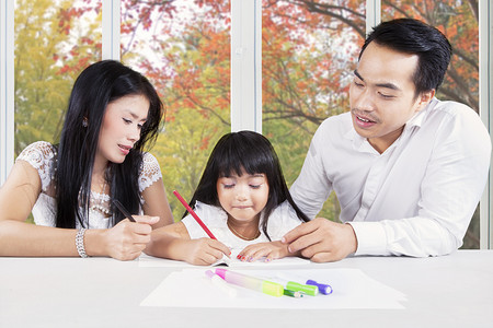 表爱摄影照片_Creative child studying with parents at home