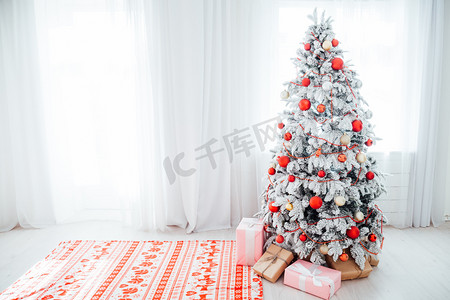 圣诞礼物背景摄影照片_圣诞礼物室内白色房间假日新年树