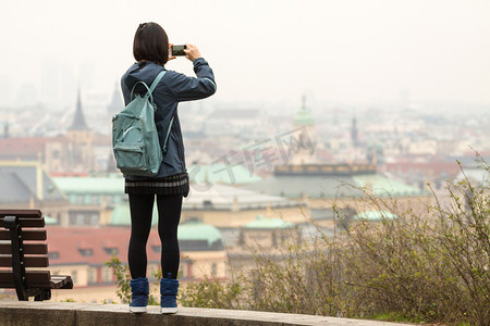 游览时间摄影照片_妇女在布拉格全景看.