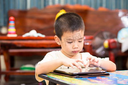 移动端首页设计摄影照片_小帅哥触摸 ipad 平板电脑和玩游戏在红磡