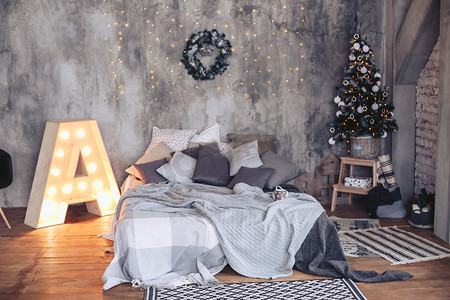 亚麻布摄影照片_豪华的床在新年的内部与圣诞树和其他装饰品