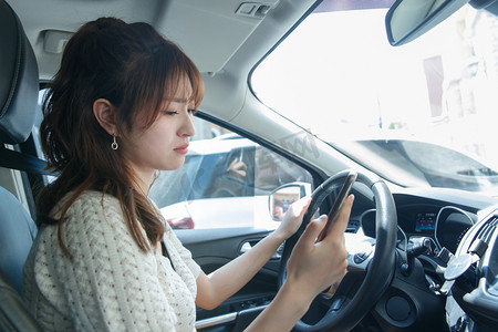 开车的青年女人