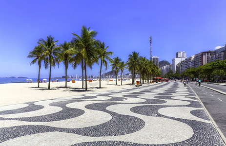 依帕内玛海滩摄影照片_和棕榈树和人行道在巴西里约热内卢的科帕卡巴纳海滩