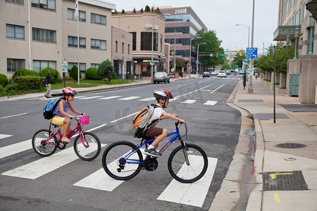 51公众号首图摄影照片_骑自行车到学校的孩子们