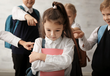 孩子欺负他们的同学在室内