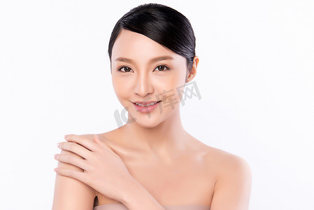 欧美美发摄影照片_形象美丽的年轻亚洲女人洁净新鲜裸露的皮肤概念。 亚洲女孩美容美发面对肌肤护理与健康、面部护理、完美肌肤、自然妆容、白种人背景.