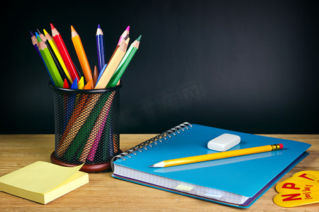 其他功能摄影照片_老师的桌子上用彩色铅笔、 笔记本和其他设备.