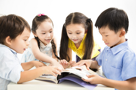 read摄影照片_group of school kids studying together